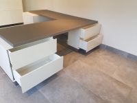 Kantoor: bureau en wandkasten